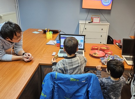 Einer unserer Lehrer bringt Kindern das Programmieren bei.