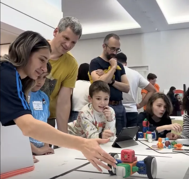 Kinder programmieren Roboter bei der EU CodeWeek 2025
